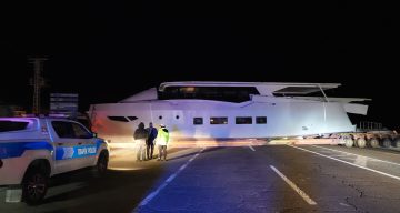 Erzurum’da Yat Taşıyan Tır Yolu Kapattı, Sürücüler Şaşkınlık Yaşadı