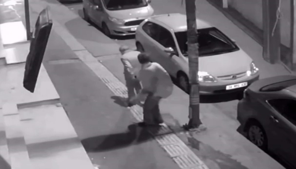 Esenyurt’ta Dehşet: Alkollü Kadın Yaşlı Adamı Darp Etti