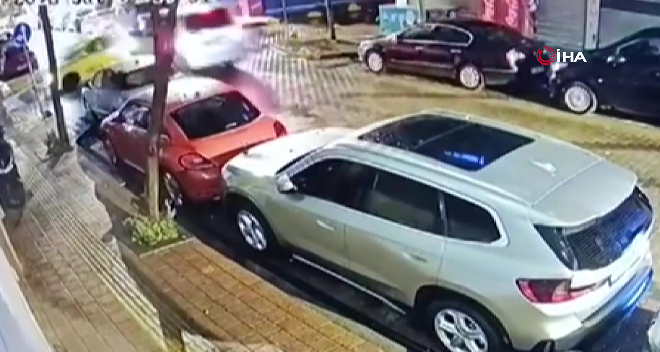 Fatih’te Hafif Ticari Araç Taksinin Üzerine Çıkarak Kazaya Neden Oldu