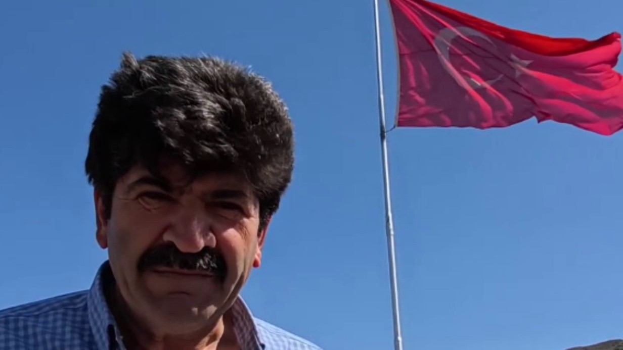 Feyzullah Coşkun: Her Tepede Dalgalandırdığı Bayraklarla Vatan Sevgisini Gösteriyor