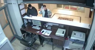 Genç Çıraklardan Örnek Davranış: Resepsiyon Görevlisi Yokken Aldıkları Su İçin Para Bıraktılar