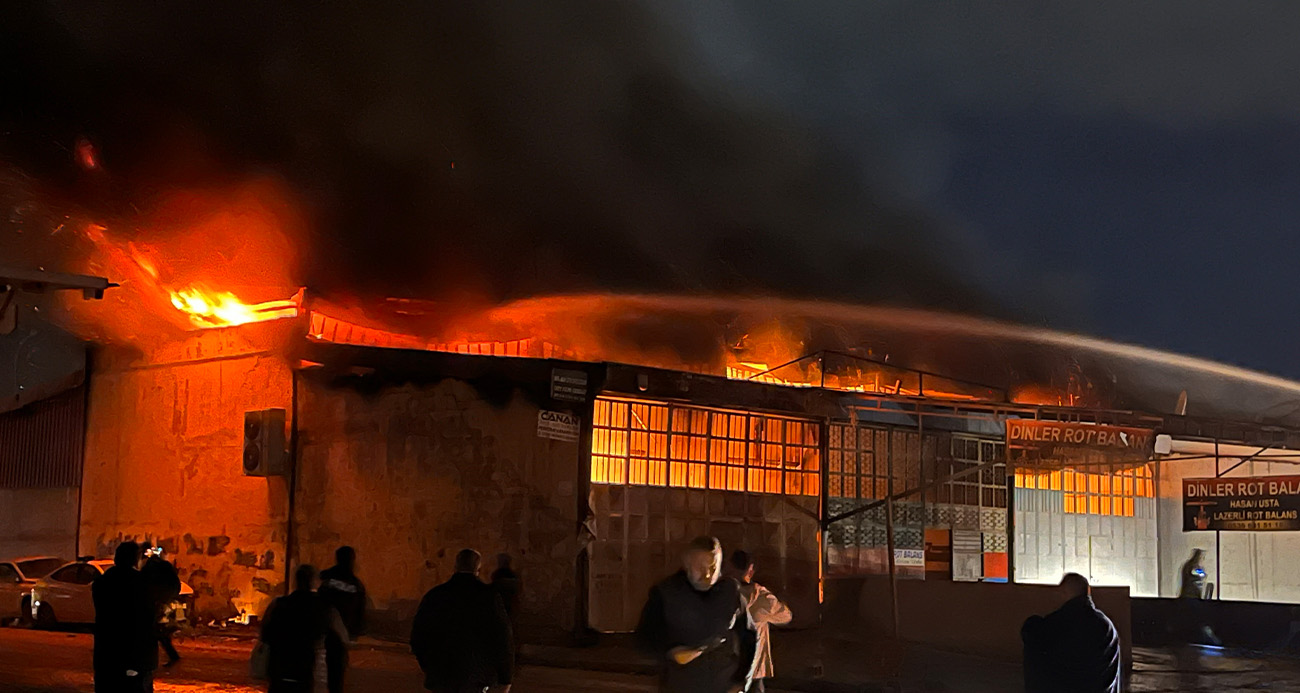 Hatay Sanayi Sitesinde Büyük Yangın: Esnaf Araçlarını Kurtarmak İçin Seferber Oldu