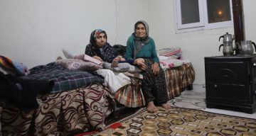 Hatay Yayladağı’nda Vefalı Anne, Engelli Kızına Adanmış Bir Ömür Sürdürüyor