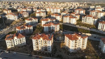 Hatay’da Deprem Sonrası Yeniden Yapılan Evlerinde Mutluluğunu Paylaşan Vatandaş