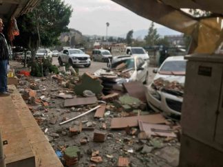 İskenderun’da Fırtına Nedeniyle Yıkılan Duvar Araçlara Zarar Verdi