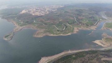 İstanbul Sazlıdere Barajı’nda Kuraklık İzleri: Su Seviyesi Düştü, Eski Köy Evleri Gün Yüzüne Çıktı