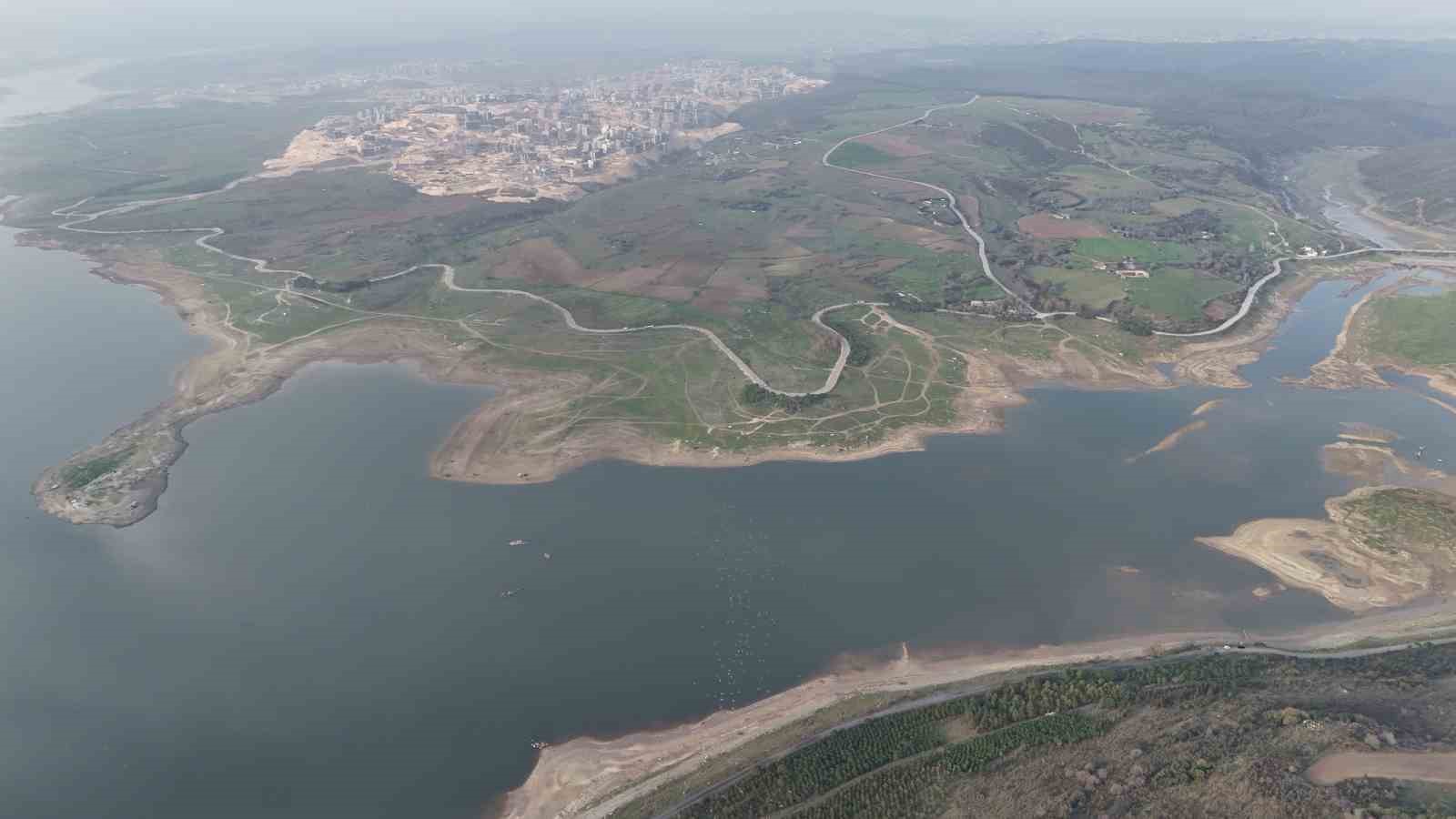 İstanbul Sazlıdere Barajı’nda Kuraklık İzleri: Su Seviyesi Düştü, Eski Köy Evleri Gün Yüzüne Çıktı