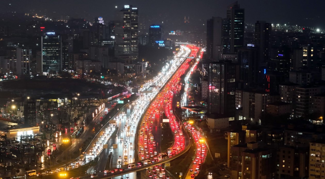İstanbul’da Yağmur ve Mesai Çıkışı Trafik Yoğunluğunu Doruğa Çıkardı
