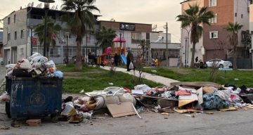 İzmir Buca’da Çöp Yığınları Görüntü Kirliği Yaratıyor