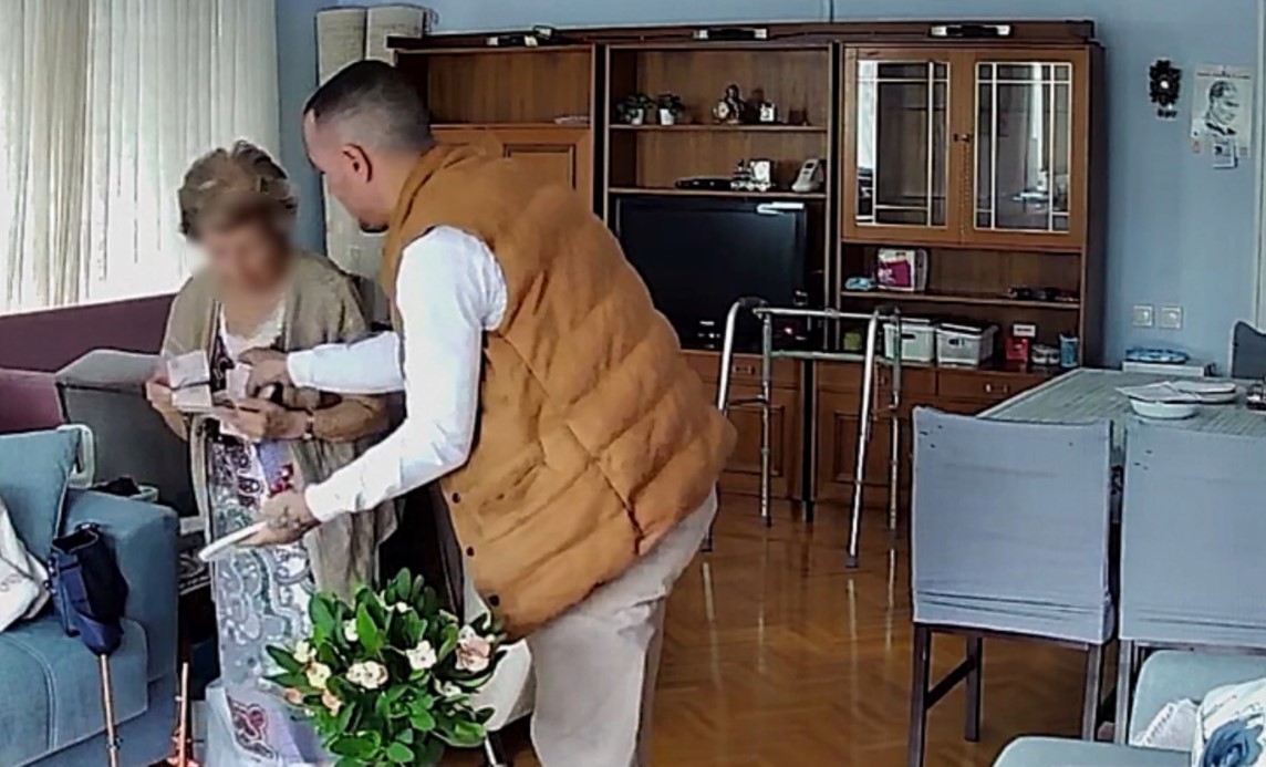 İzmir’de Yaşlı Kadınları Hedef Alan Tırnakçı Dolandırıcı Yakayı Ele Verdi