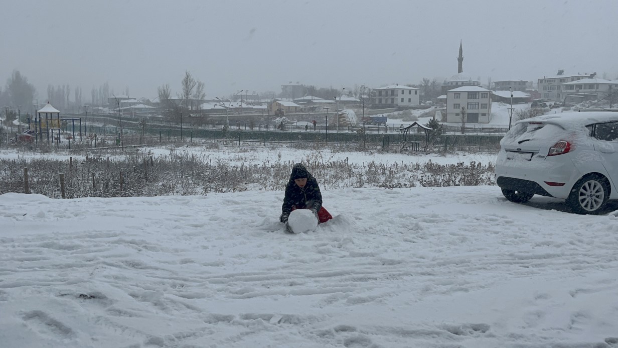 Kars’a Kar Veda Etmedi: Şehir Beyaz Örtüsüne Kavuştu