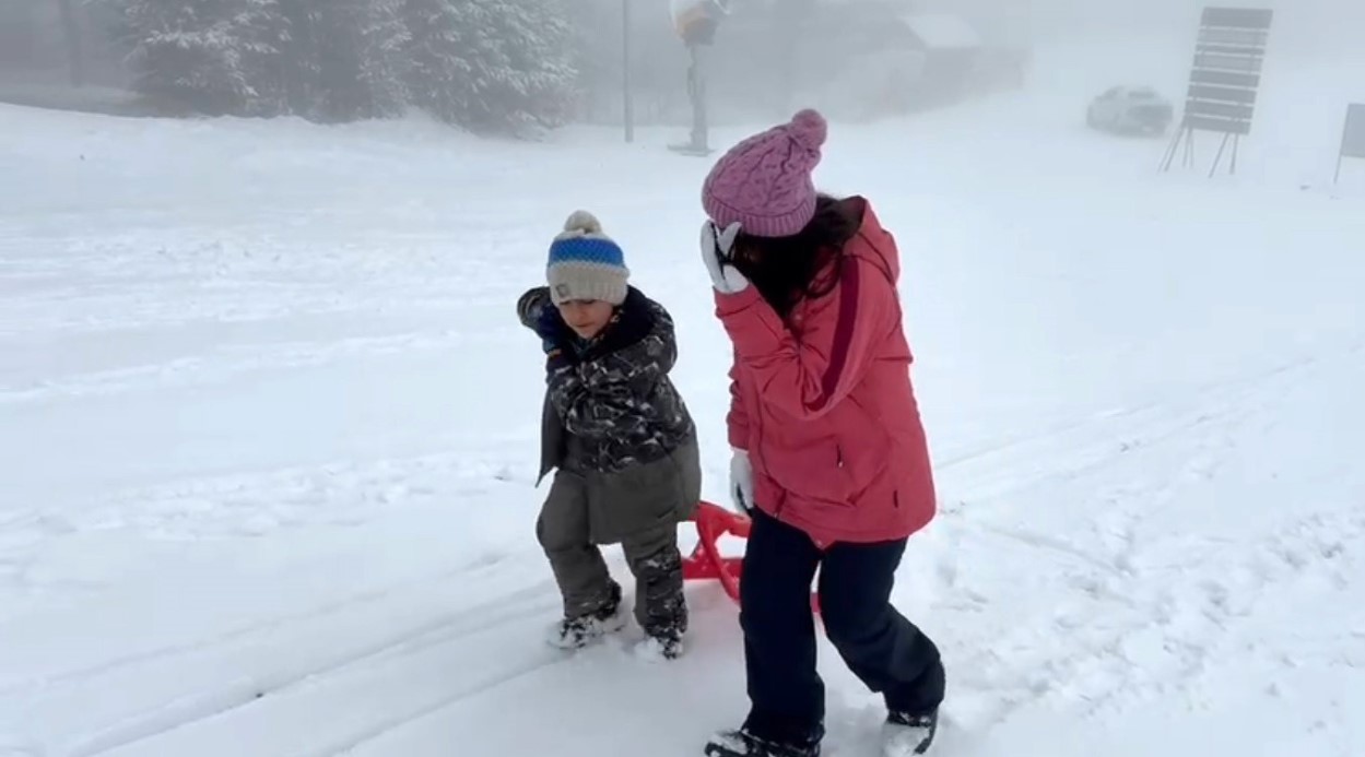 Kars’ta Kışın Keyfi: Karla Kaplanan Kasaba ve Çocukların Neşesi