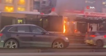 Küçükçekmece’de Metrobüs Yangını Paniği