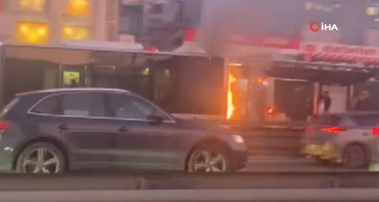 Küçükçekmece’de Metrobüs Yangını Paniği