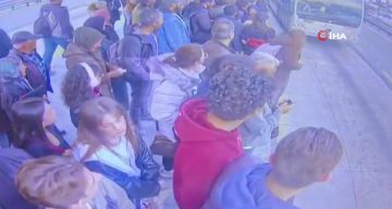 Metrobüs Durağında Talihsiz Kaza: Genç Kız Yaralandı