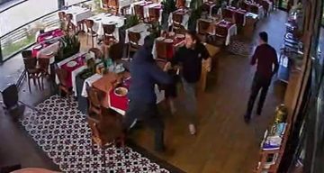 Moğollar Grubunun Ünlü Üyesi Cahit Berkay, Direksiyon Hakimiyetini Kaybederek Restorana Girdi