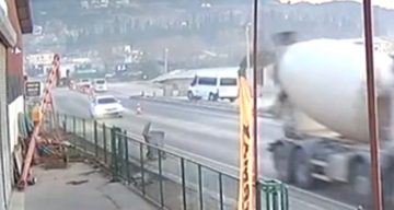 Osmaniye Düziçi’nde Korkunç Trafik Kazası: Motosiklet Sürücüsü Minibüs Altında Kaldı