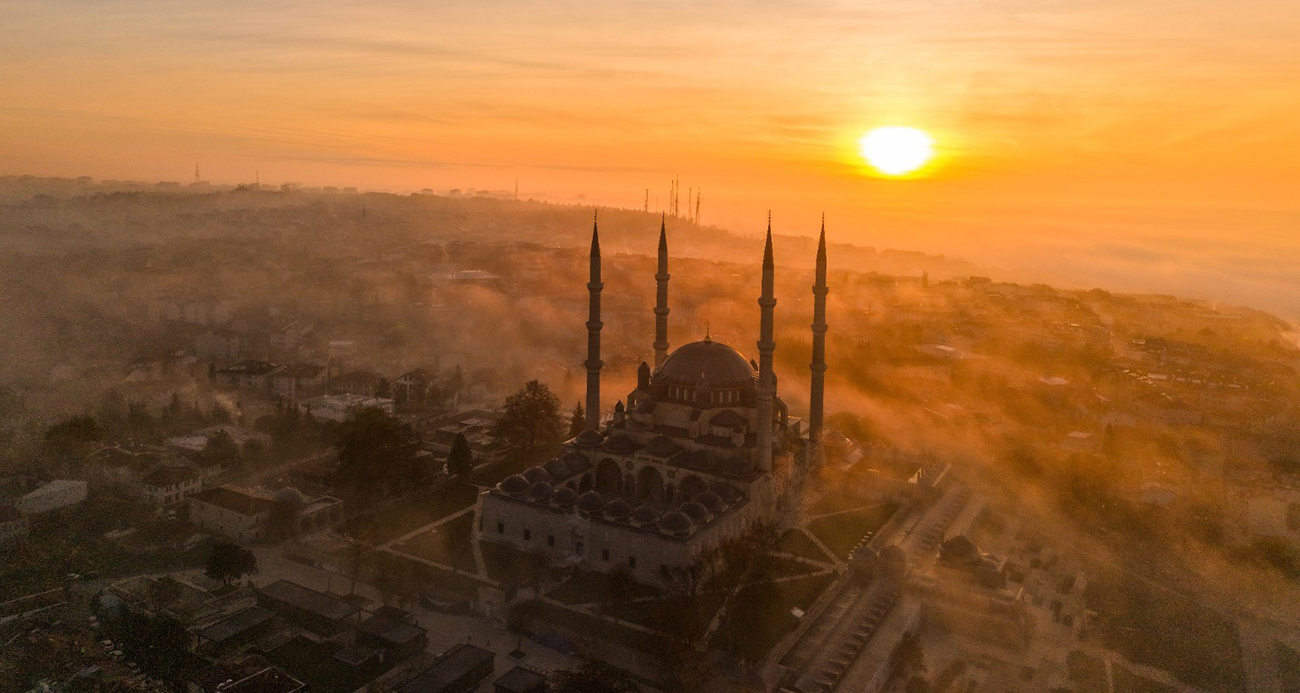 Sabah Sisiyle Birleşen İlk Işıklar, Selimiye Camii’ni Büyüleyici Bir Sanat Eserine Dönüştürdü