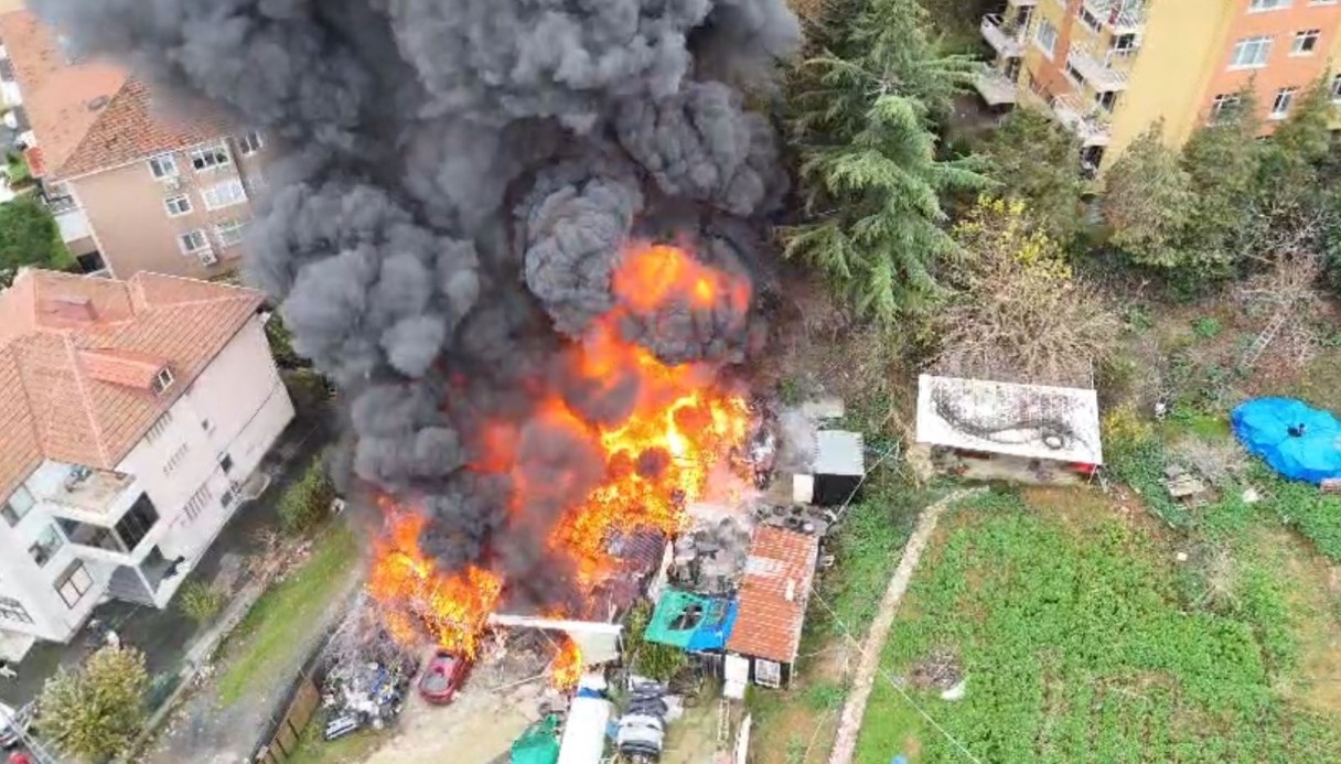 Sarıyer’de Oto Tamirhane Deposunda Korkutan Yangın