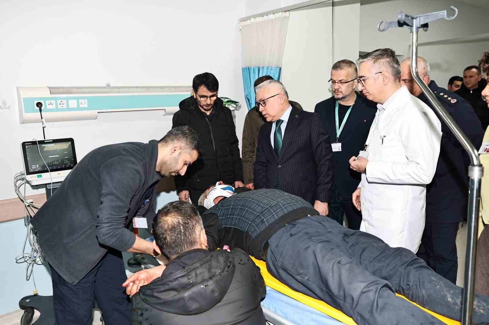 Sivas Valisi Dr. Yılmaz Şimşek, Kaza Yaralılarını Ziyaret Etti