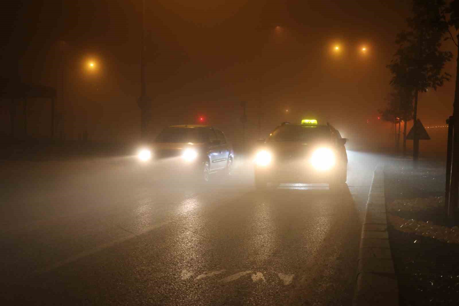 Sivas’ta Akşam Saatlerinde Yoğun Sis Hayatı Olumsuz Etkiledi