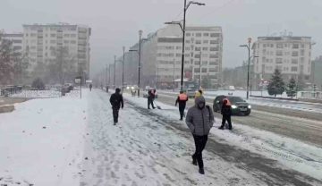 Sivas’ta Beklenen Kar Yağışı Başladı: Şehir Beyaza Büründü
