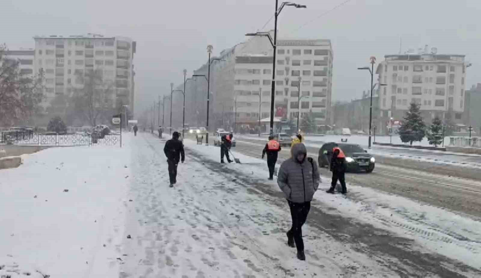 Sivas’ta Beklenen Kar Yağışı Başladı: Şehir Beyaza Büründü