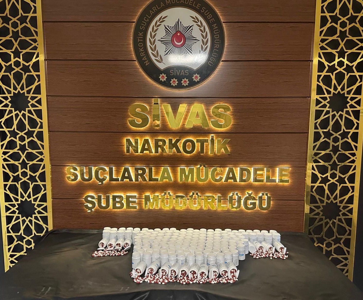 Sivas’ta Büyük Narkotik Operasyonu: 8 Bin Sentetik Ecza Hap Ele Geçirildi