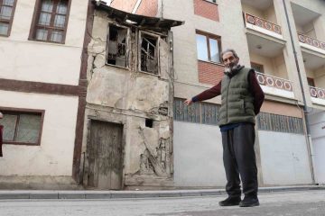 Sivas’ta İki Bina Arasına Sıkışmış Tarihi Ev Göz Kamaştırıyor