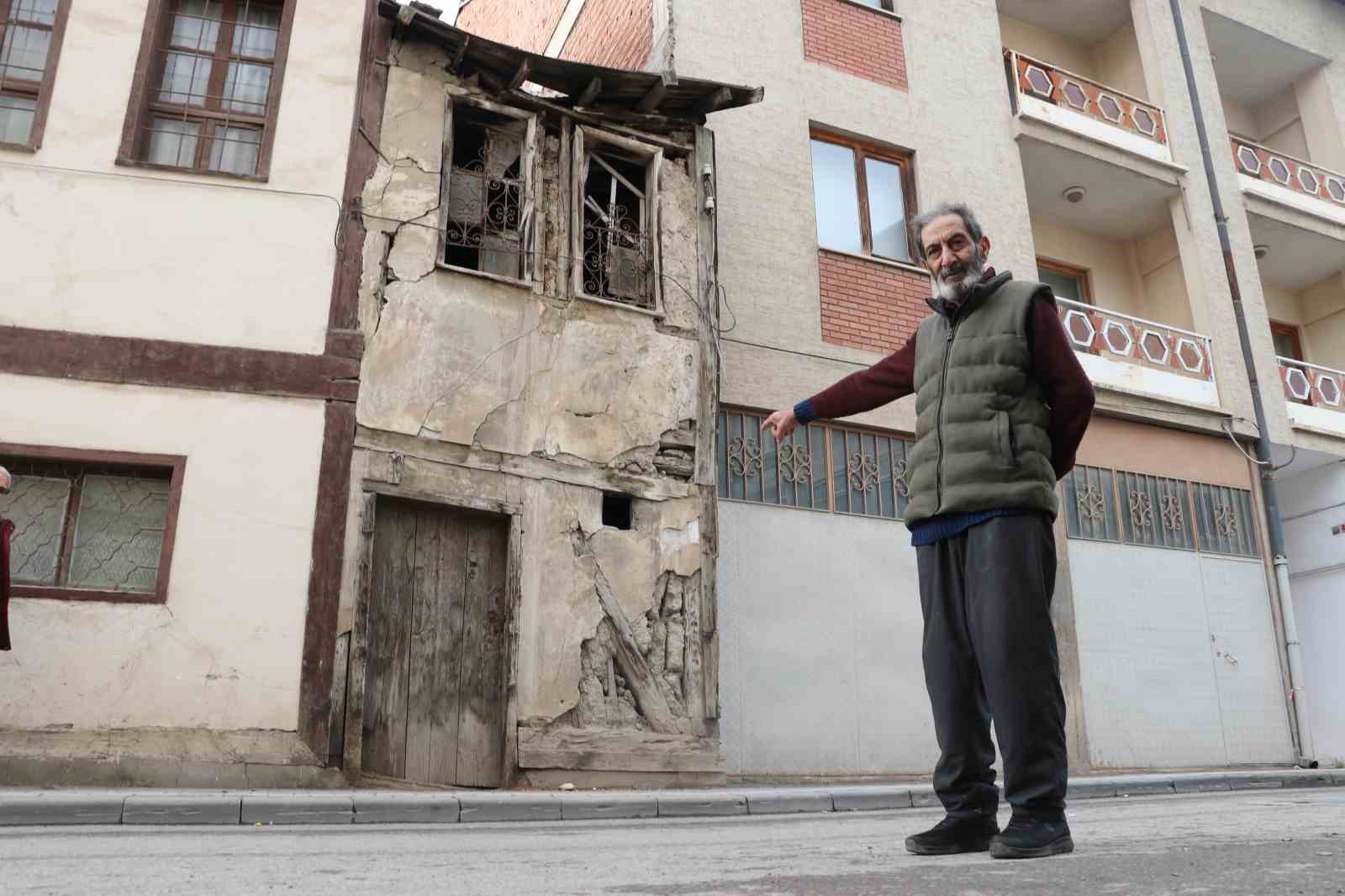 Sivas’ta İki Bina Arasına Sıkışmış Tarihi Ev Göz Kamaştırıyor