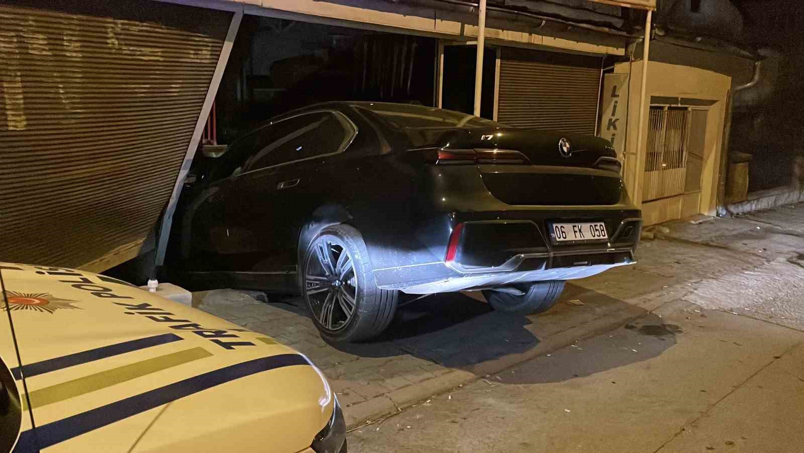 Sivas’ta Kontrolünü Kaybeden Otomobil Marketin İçine Daldı