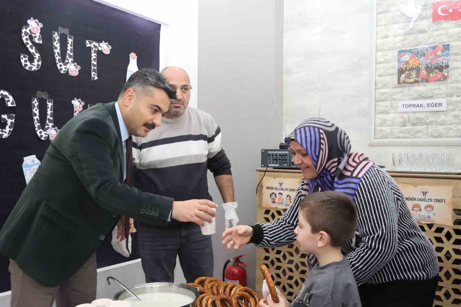Sivas’ta Öğrencilere Süt ve Simit İkramı