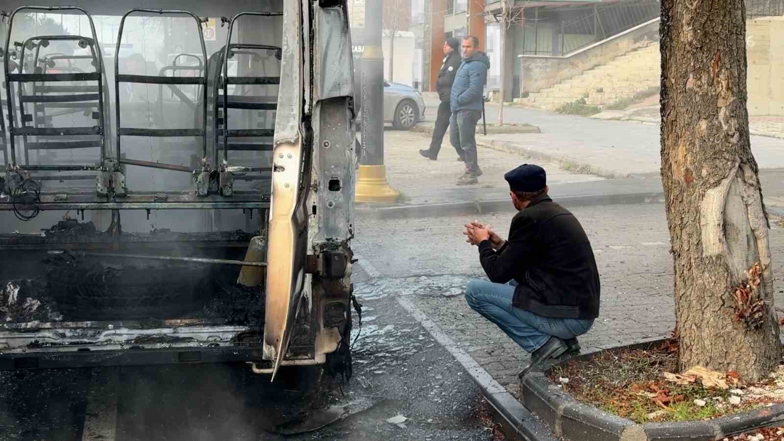 Sivas’ta Park Halindeki Okul Servisi Alev Alev Yandı