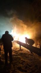 Sivas’ta Tır Yangını: Vatandaşlar Karla Müdahale Etti