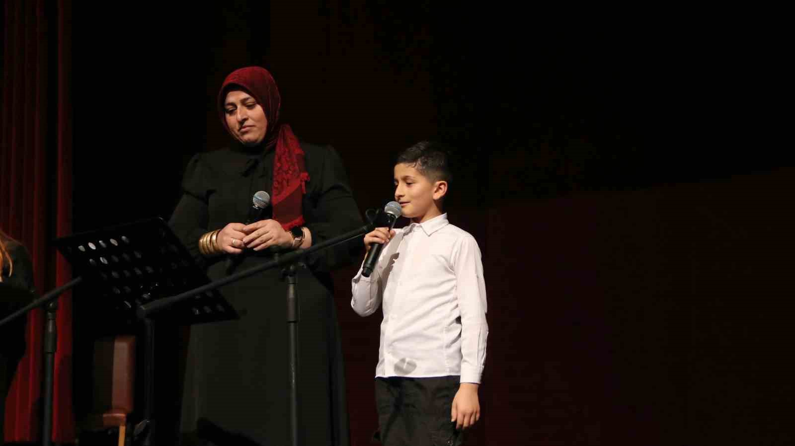 Sivas’ta Yavuz Bülent Bakiler Anısına Şiir ve Müzik Dinletisi Düzenlendi