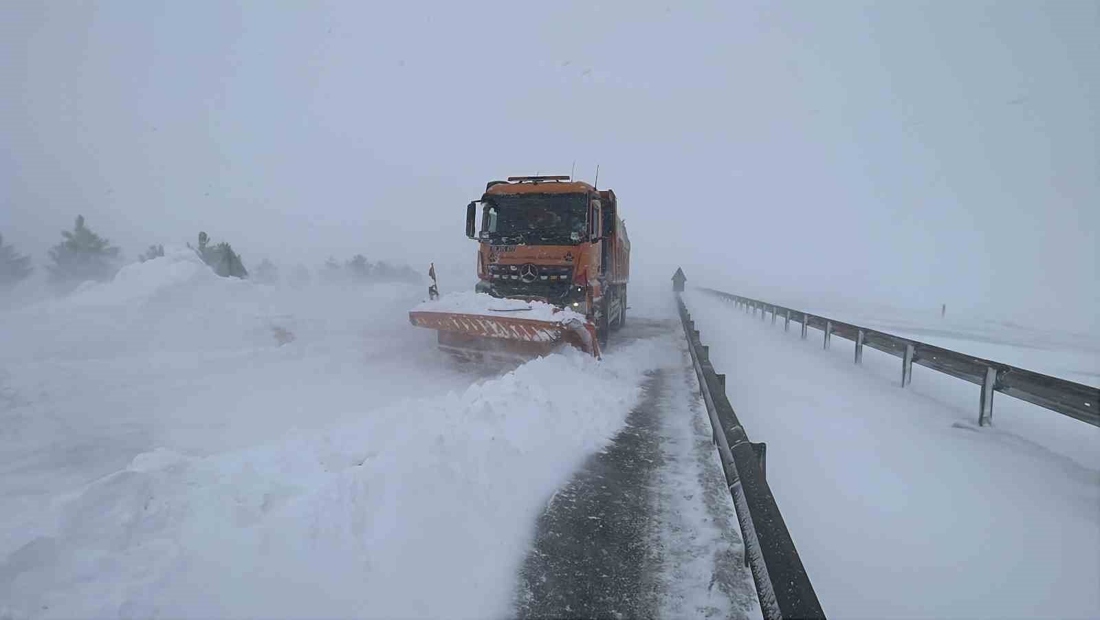 Sivas’ta Yoğun Kar Yağışı Ulaşımı Felç Etti