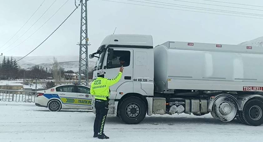 Sivas’ta Yoğun Kar Yağışı Ulaşımı Olumsuz Etkiledi