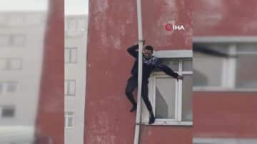 Sultangazi’de Çıkan Yangında Dramatik Anlar: Borulara Tutunan Adam Düştü