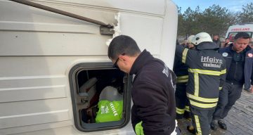 Tekirdağ’da Bir Polis, Kazada Yaralanan Vatandaşı Üşümemesi İçin Üniformasıyla Sararak Isıttı