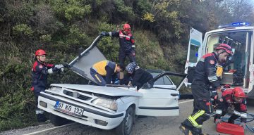Trabzon’da Korkutan Kaza: Seyir Halindeki Araç Üzerine Kaya Düştü