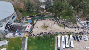 Uludağ’da Teleferik Kuyruğu Yoğunluğu: Vatandaşlar Zirveye Ulaşmak İçin Saatlerce Bekliyor