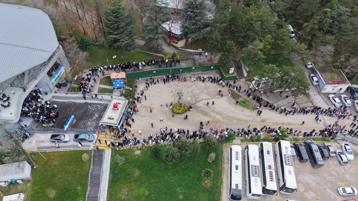 Uludağ’da Teleferik Kuyruğu Yoğunluğu: Vatandaşlar Zirveye Ulaşmak İçin Saatlerce Bekliyor