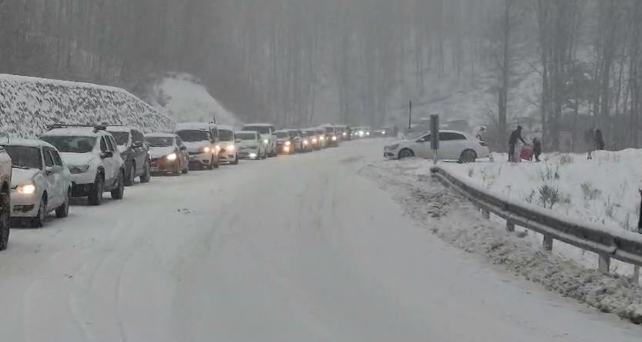 Uludağ’da Trafik Yoğunluğu: Kilometrelerce Araç Kuyruğu