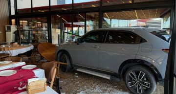 Ünlü Müzik Grubu Üyesi Cahit Berkay’ın Restorana Araçla Girişi