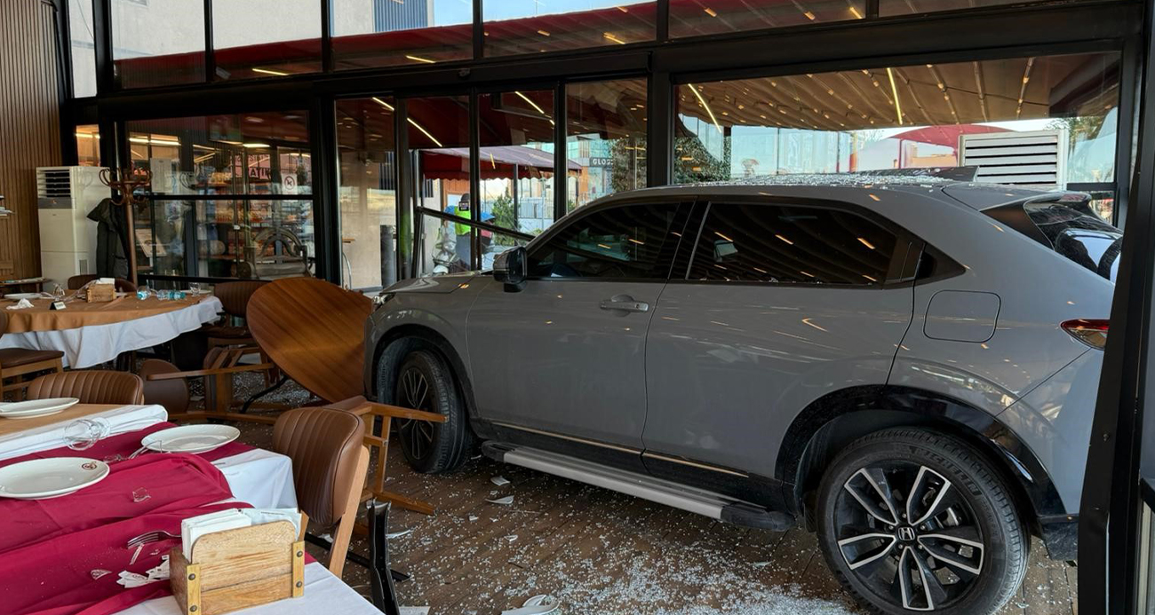 Ünlü Müzik Grubu Üyesi Cahit Berkay’ın Restorana Araçla Girişi