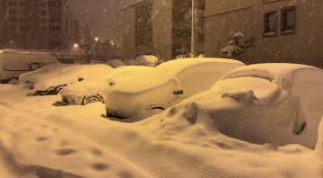 Yüksekova’da Kar Yağışı Hayatı Felç Etti: Evler ve Araçlar Kar Altında