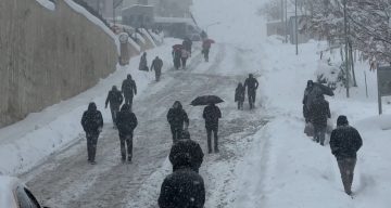 Yüksekova’da Kar Yağışı Hayatı Felç Etti: Vatandaşlar Araçlarını Yolda Bıraktı