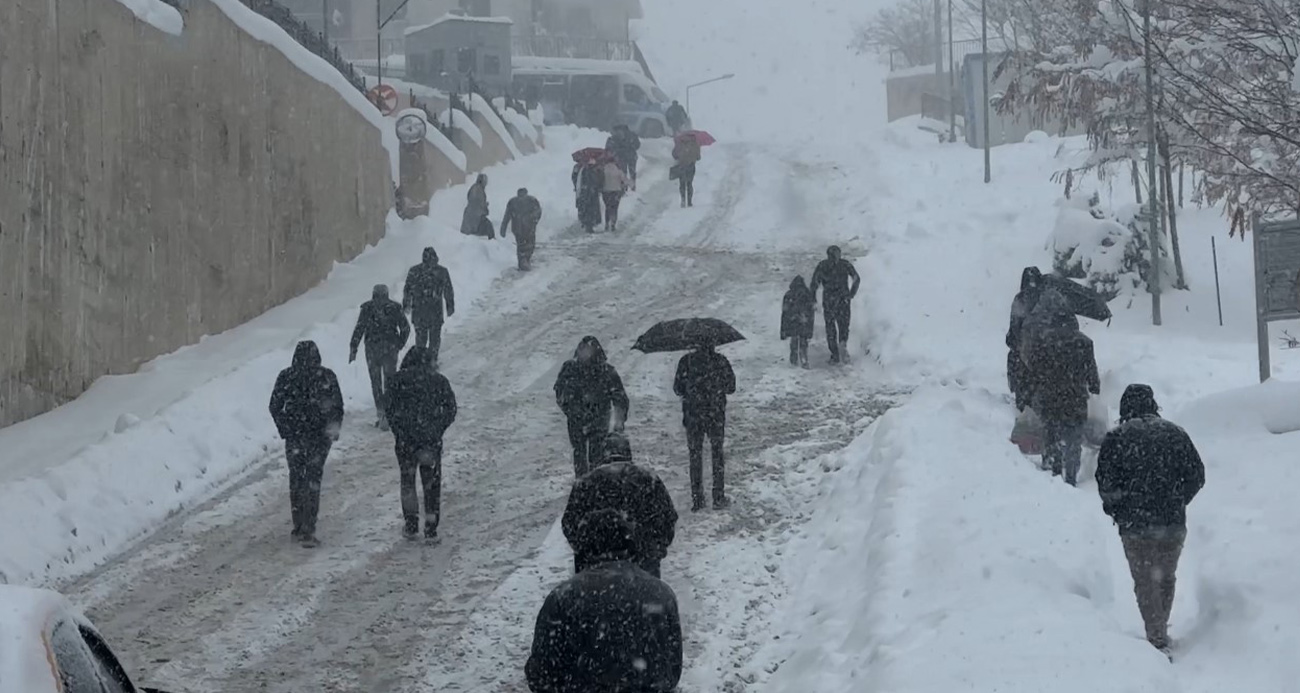 Yüksekova’da Kar Yağışı Hayatı Felç Etti: Vatandaşlar Araçlarını Yolda Bıraktı
