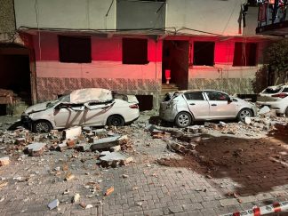 Zeytinburnu’nda Çatıdan Düşen Parçalar Araçlara Zarar Verdi