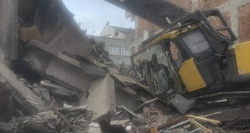 Zeytinburnu’nda Yıkım Çalışması Sırasında Kaza: İş Makinesi Operatörü Yaralandı